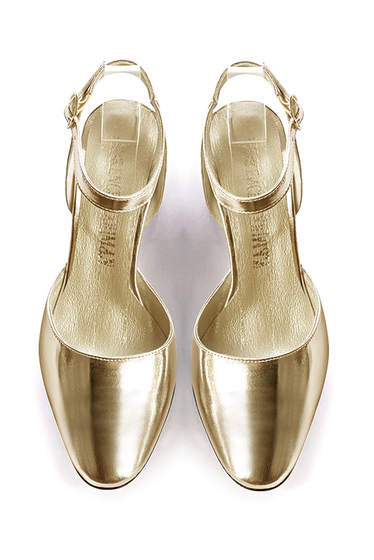 Chaussure femme à brides : Chaussure arrière ouvert avec une bride sur le cou-de-pied couleur or doré. Bout rond. Talon haut évasé. Vue du dessus - Florence KOOIJMAN