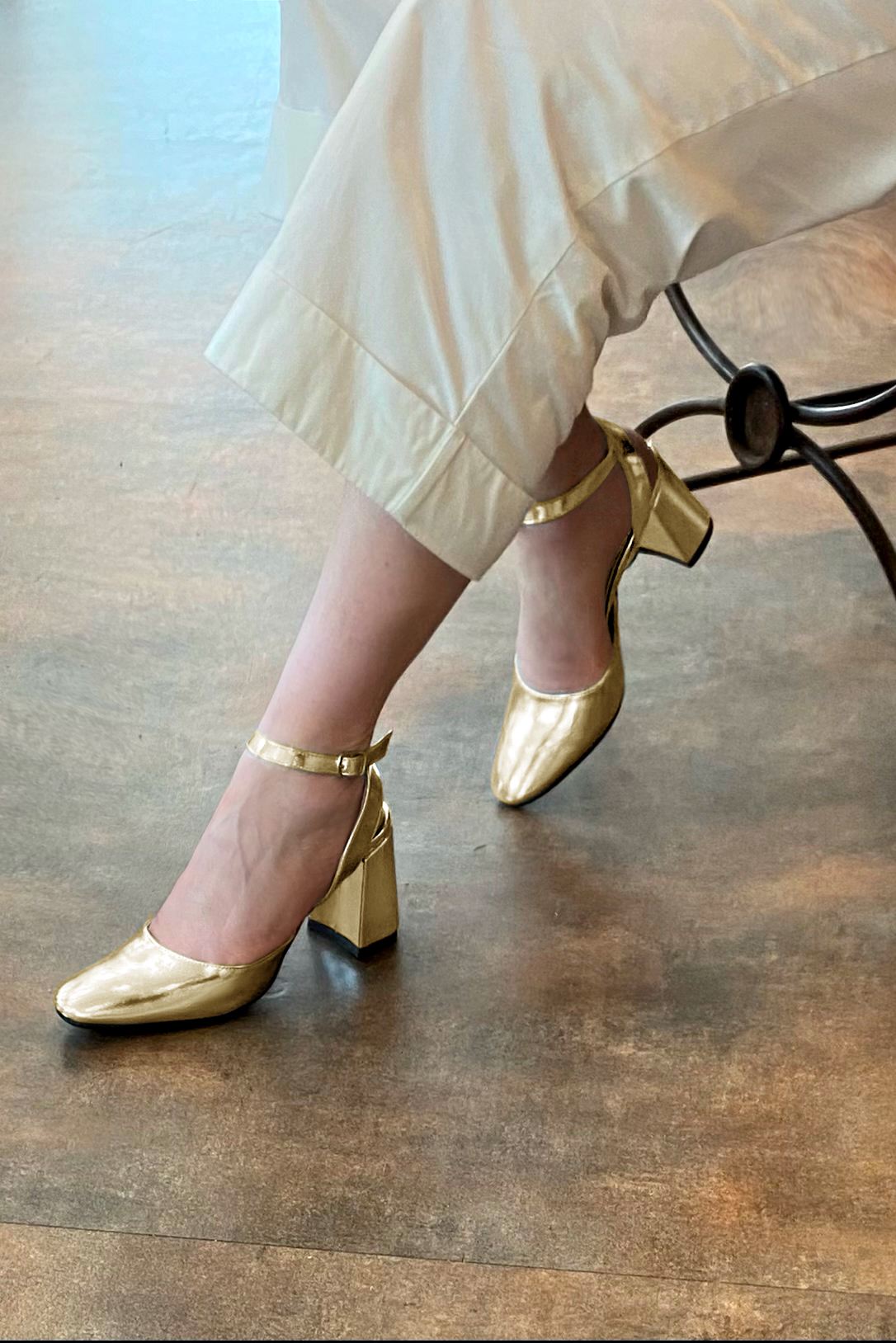 Chaussure femme à brides : Chaussure arrière ouvert avec une bride sur le cou-de-pied couleur or doré. Bout rond. Talon haut évasé. Vue porté - Florence KOOIJMAN