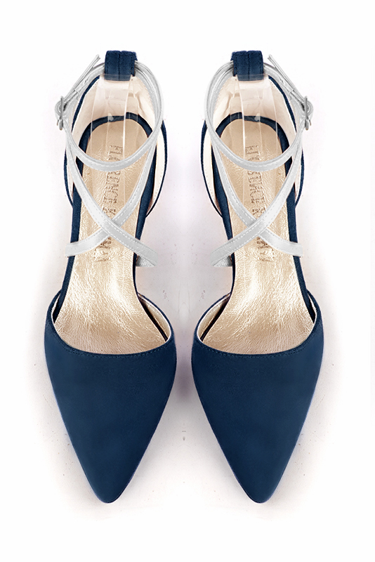 Chaussure femme à brides : Chaussure côtés ouverts brides croisées couleur bleu marine et argent platine. Bout effilé. Talon mi-haut virgule. Vue du dessus - Florence KOOIJMAN