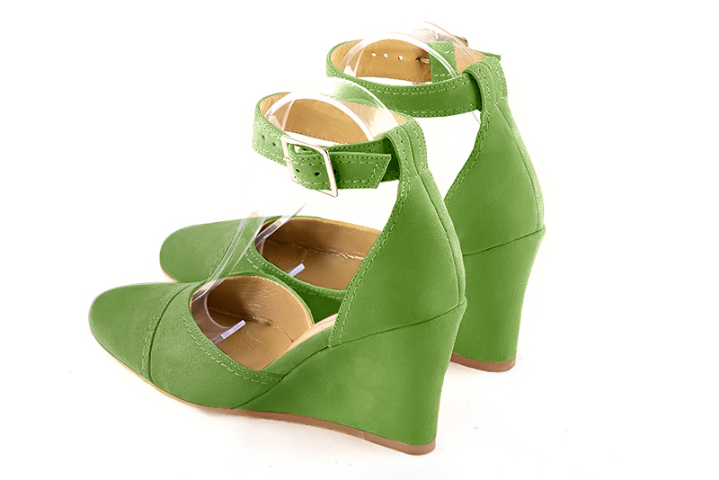 Chaussure femme à brides : Chaussure côtés ouverts bride cheville couleur vert anis. Bout rond. Talon haut compensé. Vue arrière - Florence KOOIJMAN