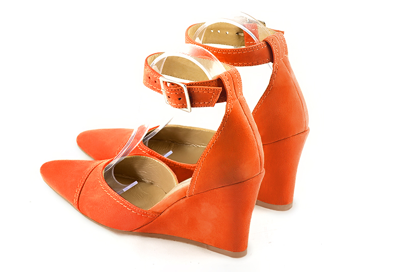 Chaussure femme à brides : Chaussure côtés ouverts bride cheville couleur orange clémentine. Bout effilé. Talon haut compensé. Vue arrière - Florence KOOIJMAN