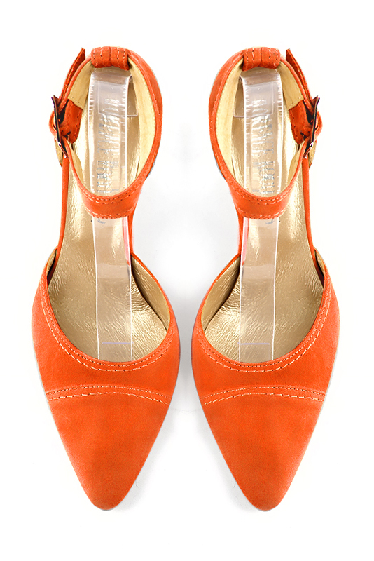 Chaussure femme à brides : Chaussure côtés ouverts bride cheville couleur orange clémentine. Bout effilé. Talon haut compensé. Vue du dessus - Florence KOOIJMAN