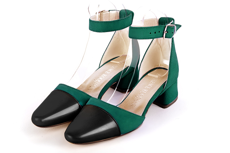 Chaussure femme à brides : Chaussure côtés ouverts bride cheville couleur noir brillant et vert émeraude. Bout rond. Petit talon évasé Vue avant - Florence KOOIJMAN