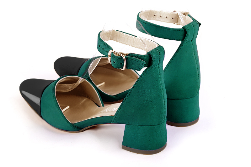 Chaussure femme à brides : Chaussure côtés ouverts bride cheville couleur noir brillant et vert émeraude. Bout rond. Petit talon évasé. Vue arrière - Florence KOOIJMAN