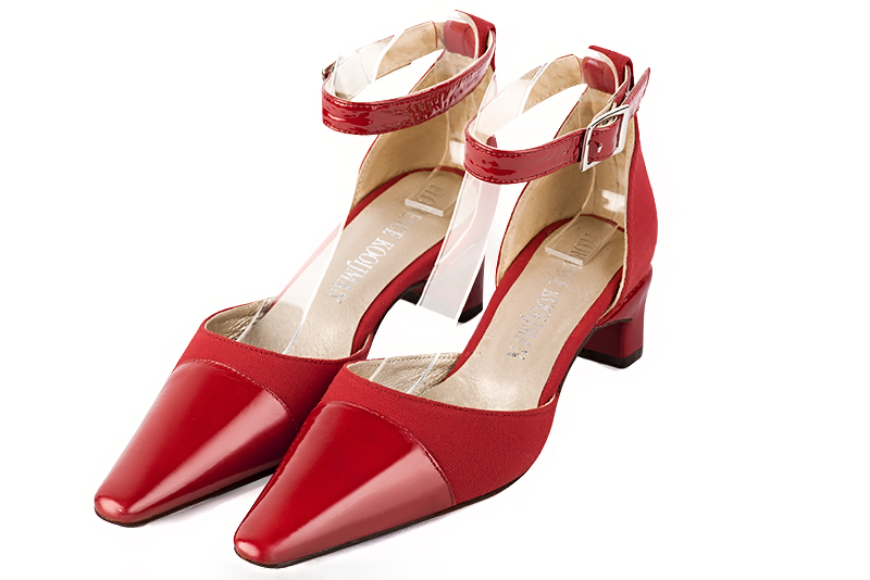Chaussure femme à brides : Chaussure côtés ouverts bride cheville couleur rouge coquelicot. Bout effilé. Petit talon trotteur Vue avant - Florence KOOIJMAN