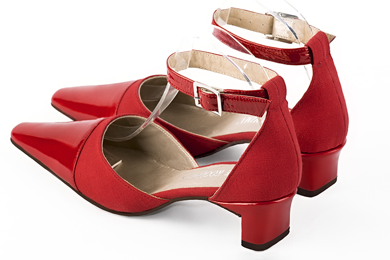 Chaussure femme à brides : Chaussure côtés ouverts bride cheville couleur rouge coquelicot. Bout effilé. Petit talon trotteur. Vue arrière - Florence KOOIJMAN