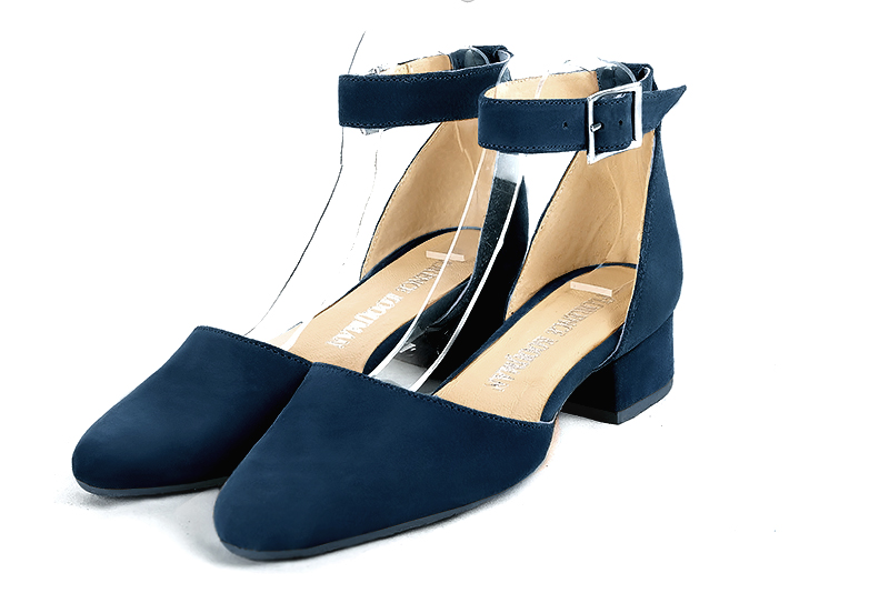 Chaussure femme à brides : Chaussure côtés ouverts bride cheville couleur bleu marine. Bout rond. Petit talon bottier Vue avant - Florence KOOIJMAN