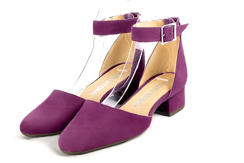 Chaussure femme à brides : Chaussure côtés ouverts bride cheville couleur violet myrtille. Bout rond. Petit talon bottier Vue avant - Florence KOOIJMAN