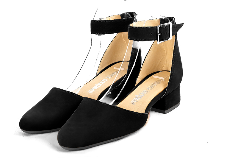 Chaussure femme à brides : Chaussure côtés ouverts bride cheville couleur noir mat. Bout rond. Petit talon bottier Vue avant - Florence KOOIJMAN