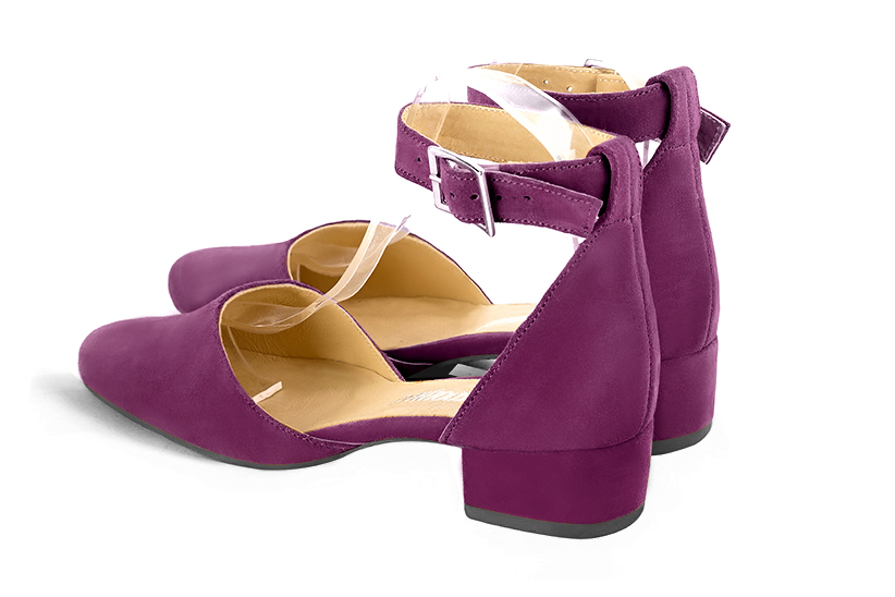 Chaussure femme à brides : Chaussure côtés ouverts bride cheville couleur violet myrtille. Bout rond. Petit talon bottier. Vue arrière - Florence KOOIJMAN