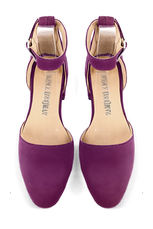 Chaussure femme à brides : Chaussure côtés ouverts bride cheville couleur violet myrtille. Bout rond. Petit talon bottier. Vue du dessus - Florence KOOIJMAN