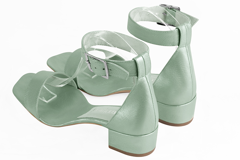 Sandale femme : Sandale soirées et cérémonies couleur vert pastel. Bout carré. Petit talon bottier. Vue arrière - Florence KOOIJMAN