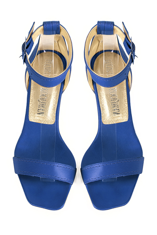 Sandale femme : Sandale soirées et cérémonies couleur bleu électrique. Bout carré. Talon mi-haut virgule. Vue du dessus - Florence KOOIJMAN