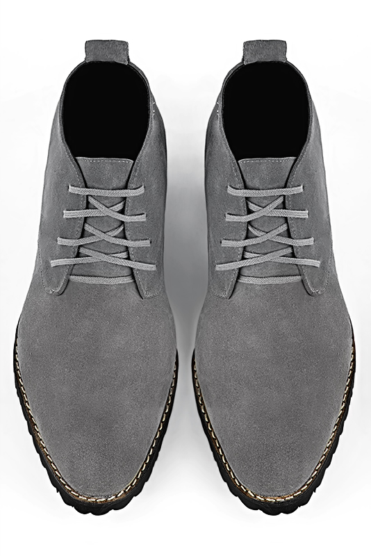 Boots homme : Bottines et boots homme élégantes et raffinées en couleur gris tourterelle. Bout rond. Semelle gomme talon plat. Vue du dessus - Florence KOOIJMAN