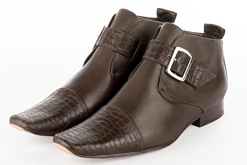 Boots homme : Bottines et boots homme élégantes et raffinées en couleur marron ébène. Bout carré. Semelle cuir talon plat Vue avant - Florence KOOIJMAN