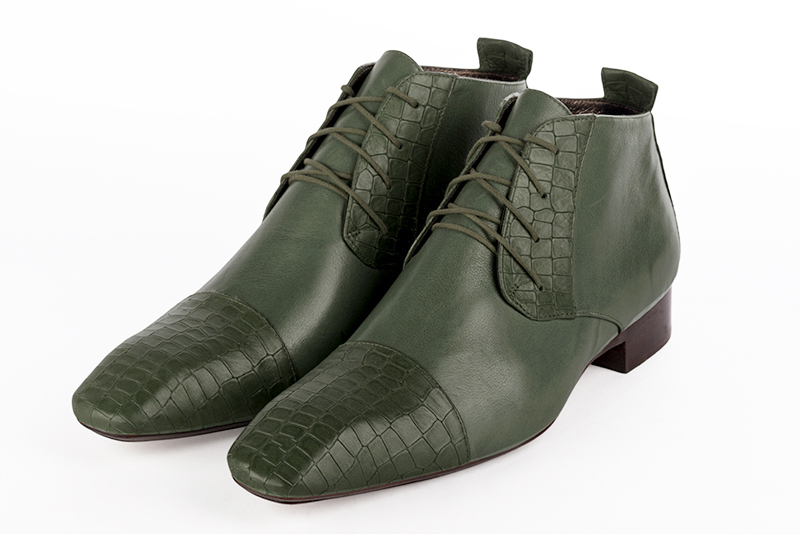 Boots homme : Bottines et boots homme élégantes et raffinées en couleur vert bouteille. Bout carré. Semelle cuir talon plat Vue avant - Florence KOOIJMAN