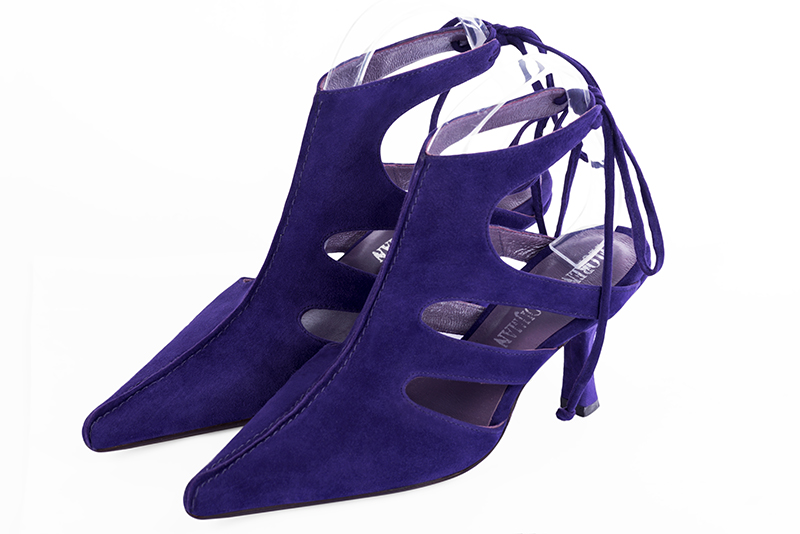 Chaussure femme à brides : Chaussure arrière ouvert avec une bride sur le cou-de-pied couleur violet outremer. Bout pointu. Talon haut bobine Vue avant - Florence KOOIJMAN