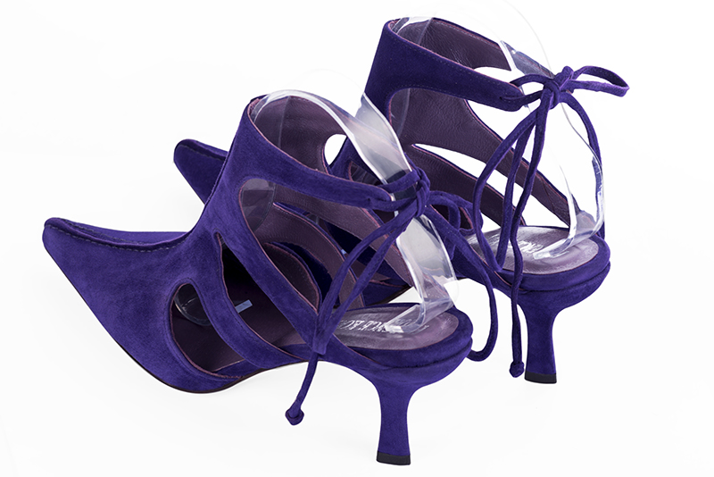 Chaussure femme à brides : Chaussure arrière ouvert avec une bride sur le cou-de-pied couleur violet outremer. Bout pointu. Talon haut bobine. Vue arrière - Florence KOOIJMAN