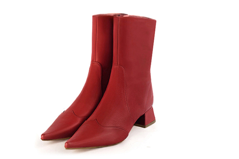 Boots femme : Boots fermeture éclair à l'intérieur couleur rouge carmin. Bout pointu. Petit talon évasé Vue avant - Florence KOOIJMAN