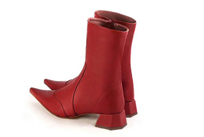 Boots femme : Boots fermeture éclair à l'intérieur couleur rouge carmin. Bout pointu. Petit talon évasé. Vue arrière - Florence KOOIJMAN