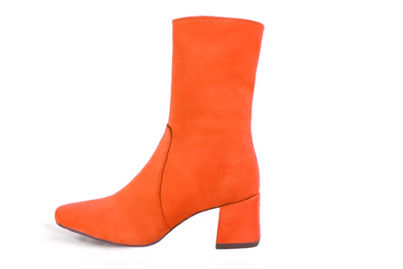 Boots femme : Boots fermeture éclair à l'intérieur couleur orange clémentine. Bout carré. Talon mi-haut bottier. Vue de profil - Florence KOOIJMAN