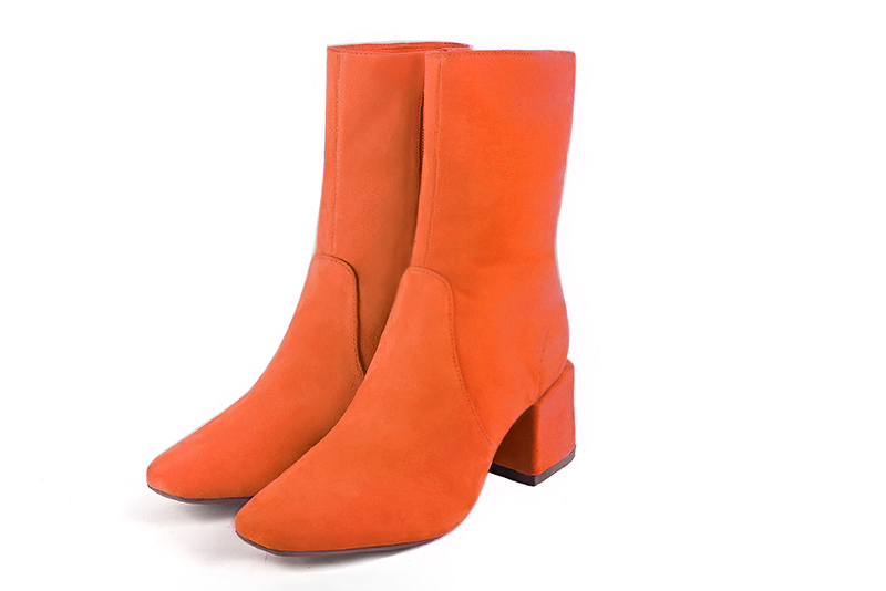 Boots femme : Boots fermeture éclair à l'intérieur couleur orange clémentine. Bout carré. Talon mi-haut bottier Vue avant - Florence KOOIJMAN