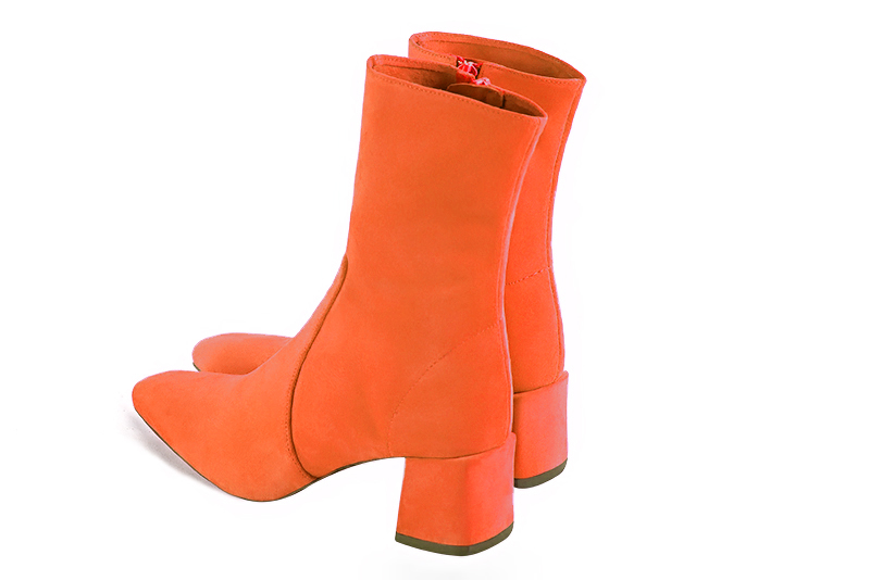 Boots femme : Boots fermeture éclair à l'intérieur couleur orange clémentine. Bout carré. Talon mi-haut bottier. Vue arrière - Florence KOOIJMAN