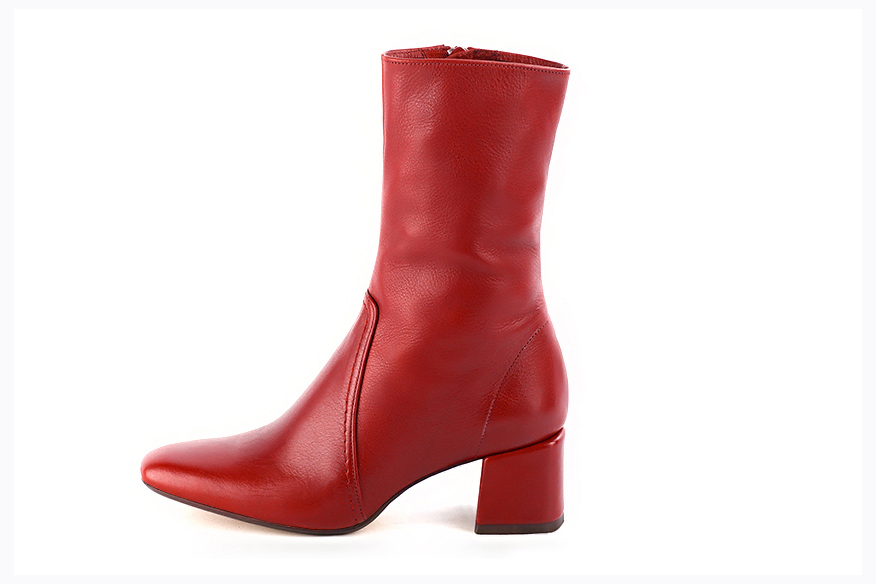 Boots femme : Boots fermeture éclair à l'intérieur couleur rouge coquelicot. Bout carré. Talon mi-haut bottier. Vue de profil - Florence KOOIJMAN