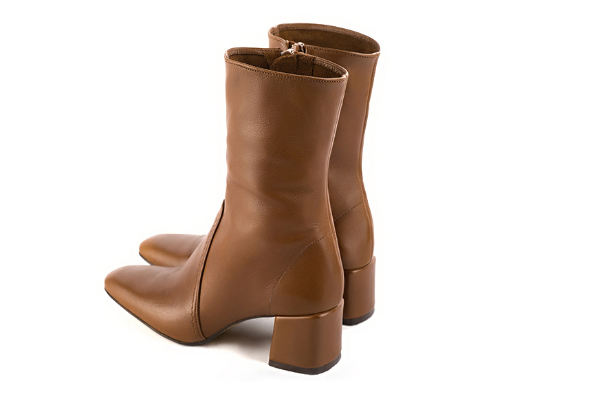 Boots femme : Boots fermeture éclair à l'intérieur couleur marron caramel. Bout carré. Talon mi-haut bottier. Vue arrière - Florence KOOIJMAN