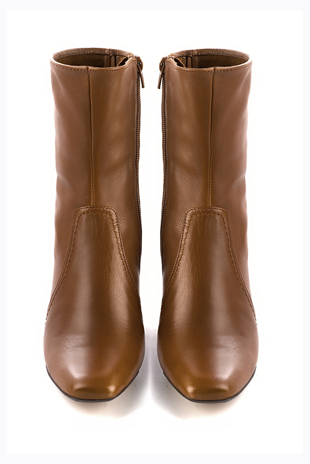 Boots femme : Boots fermeture éclair à l'intérieur couleur marron caramel. Bout carré. Talon mi-haut bottier. Vue du dessus - Florence KOOIJMAN