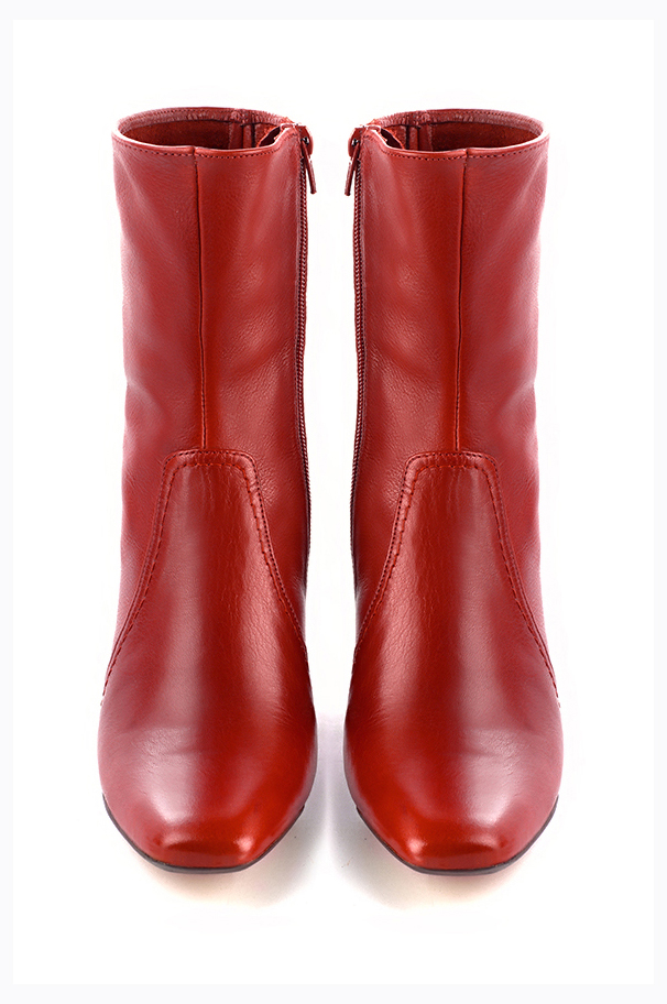 Boots femme : Boots fermeture éclair à l'intérieur couleur rouge coquelicot. Bout carré. Talon mi-haut bottier. Vue du dessus - Florence KOOIJMAN