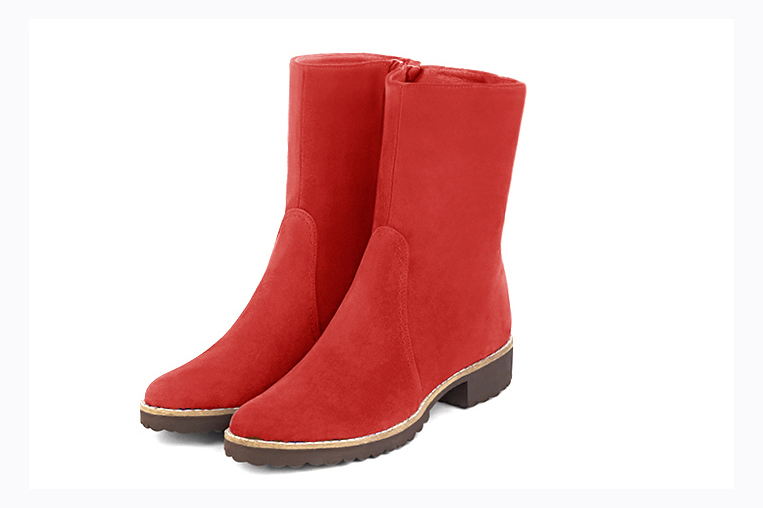 Boots femme : Boots fermeture éclair à l'intérieur couleur rouge coquelicot. Bout rond. Semelle gomme talon plat Vue avant - Florence KOOIJMAN