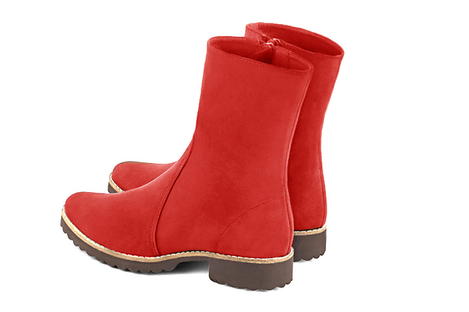 Boots femme : Boots fermeture éclair à l'intérieur couleur rouge coquelicot. Bout rond. Semelle gomme talon plat. Vue arrière - Florence KOOIJMAN