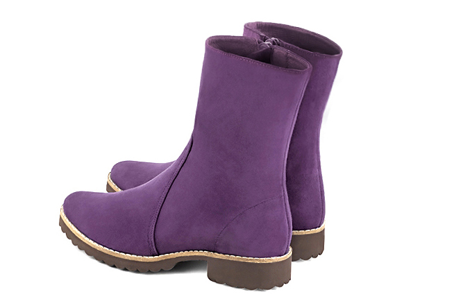 Boots femme : Boots fermeture éclair à l'intérieur couleur violet améthyste. Bout rond. Semelle gomme talon plat. Vue arrière - Florence KOOIJMAN