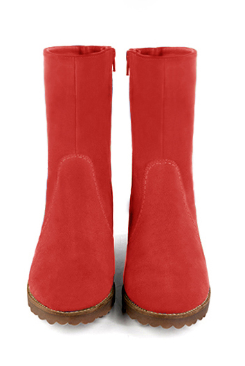 Boots femme : Boots fermeture éclair à l'intérieur couleur rouge coquelicot. Bout rond. Semelle gomme talon plat. Vue du dessus - Florence KOOIJMAN