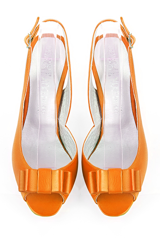 Sandale femme : Sandale soirées et cérémonies couleur orange abricot. Bout rond. Talon haut fin. Vue du dessus - Florence KOOIJMAN