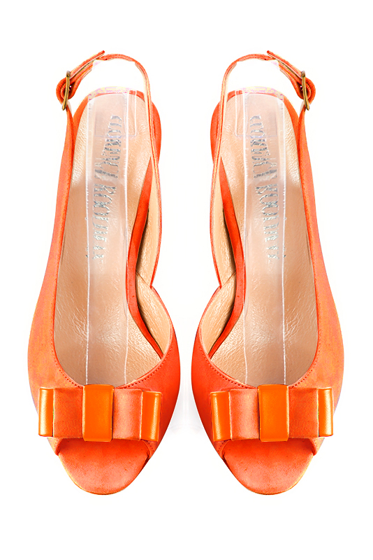 Sandale femme : Sandale soirées et cérémonies couleur orange clémentine. Bout carré. Talon haut fin. Vue du dessus - Florence KOOIJMAN