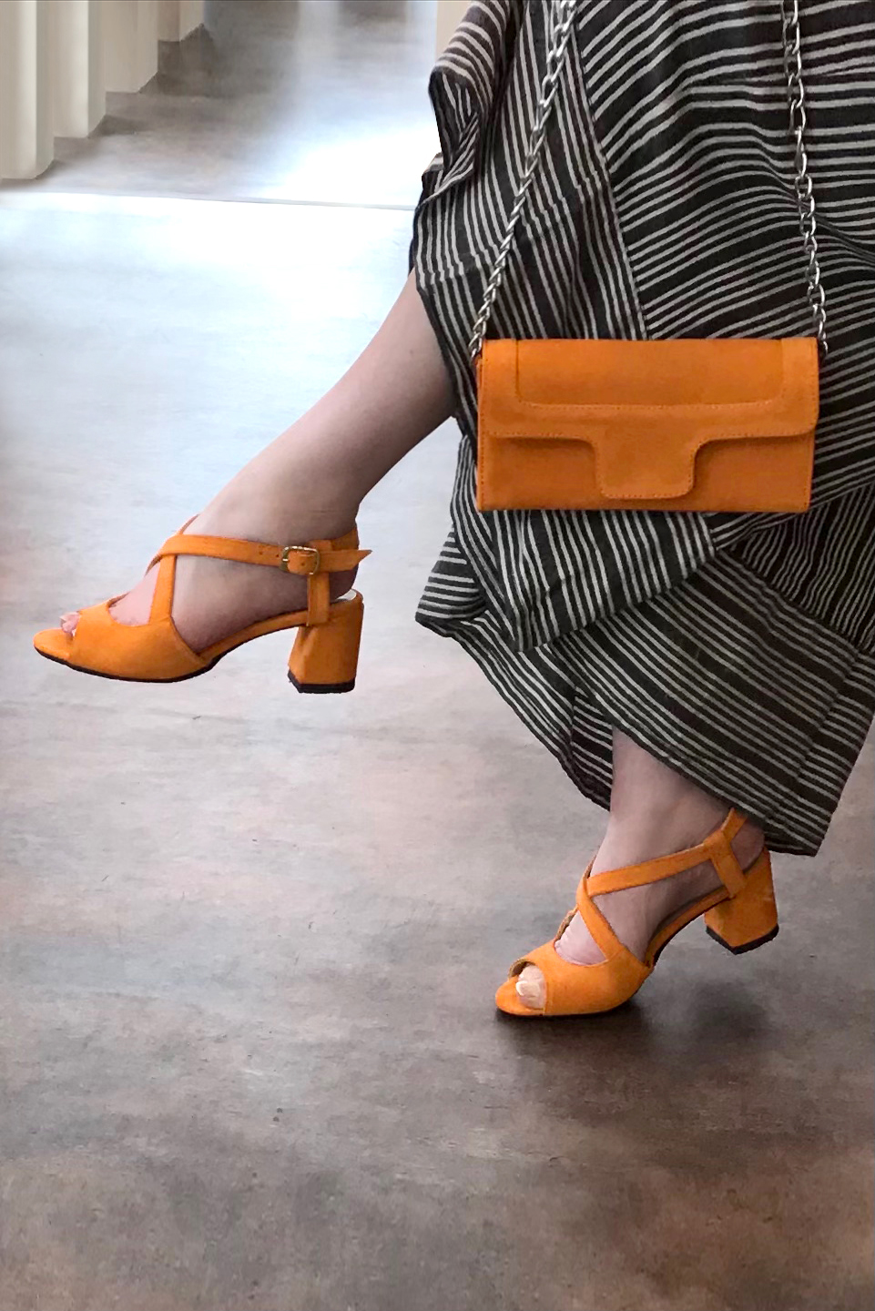 Sandale femme : Sandale soirées et cérémonies couleur orange abricot. Bout rond. Talon mi-haut évasé. Vue porté - Florence KOOIJMAN