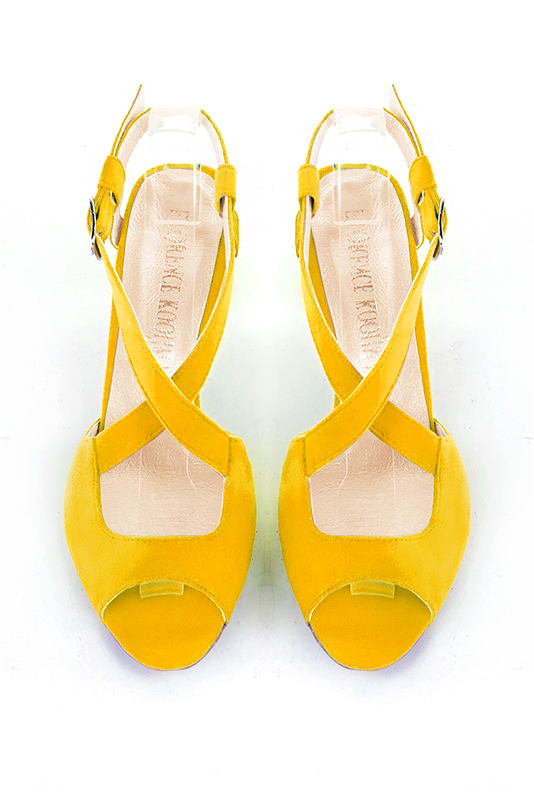 Sandale femme : Sandale soirées et cérémonies couleur jaune soleil. Bout rond. Talon haut trotteur. Vue du dessus - Florence KOOIJMAN