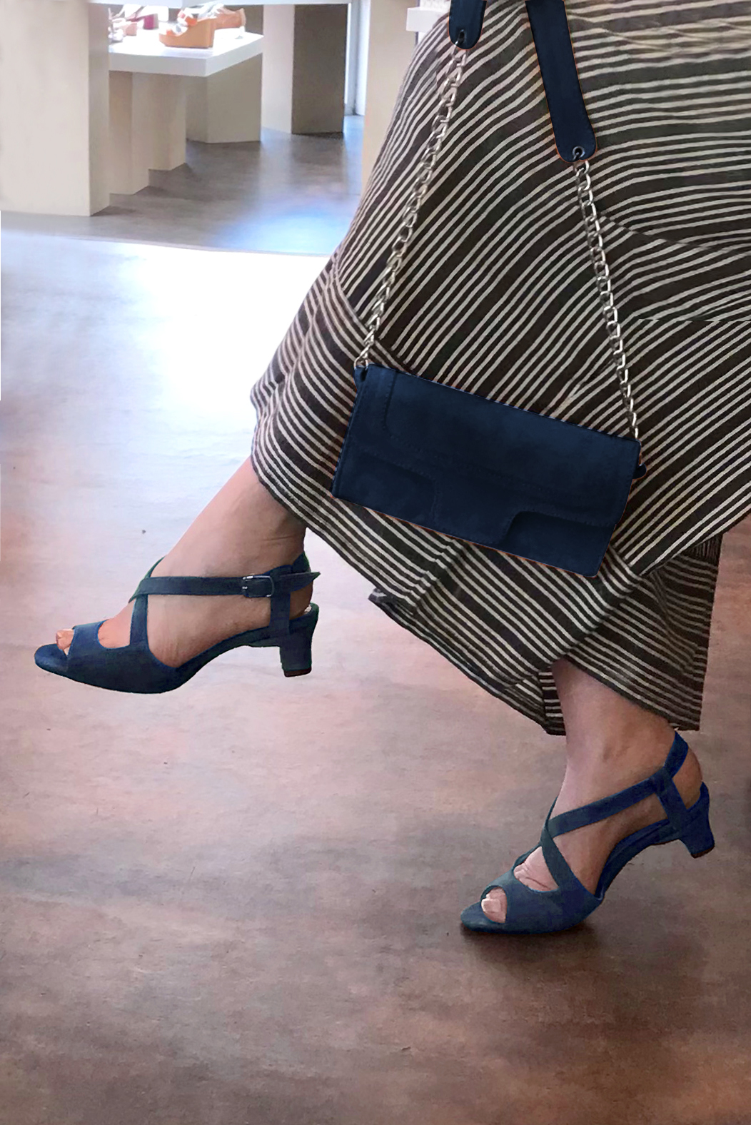 Sandale femme : Sandale soirées et cérémonies couleur bleu marine. Bout rond. Petit talon trotteur. Vue porté - Florence KOOIJMAN