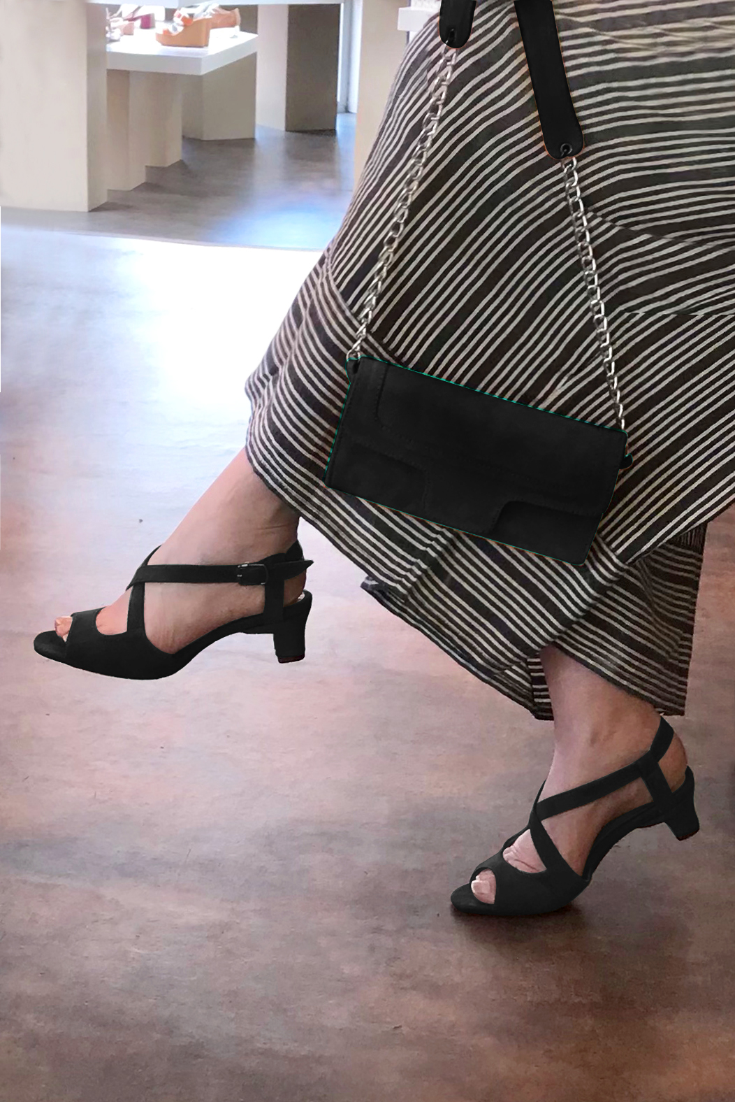 Sandale femme : Sandale soirées et cérémonies couleur noir mat. Bout rond. Petit talon trotteur. Vue porté - Florence KOOIJMAN
