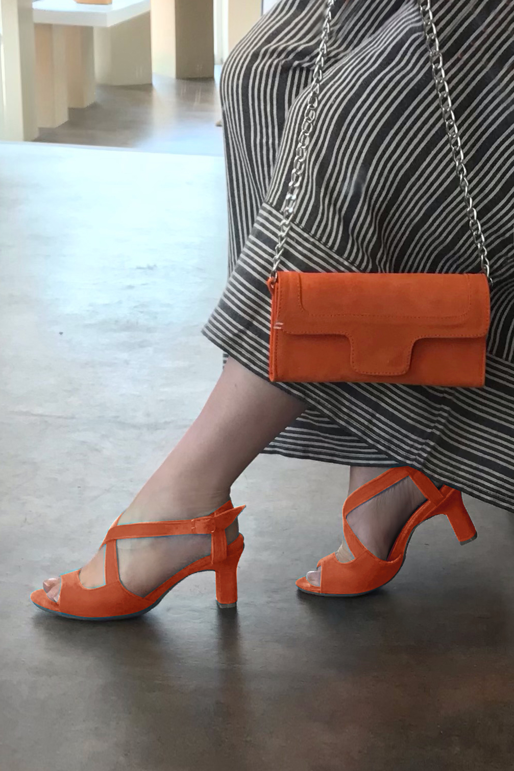 Sandale femme : Sandale soirées et cérémonies couleur orange clémentine. Bout rond. Talon haut trotteur. Vue porté - Florence KOOIJMAN