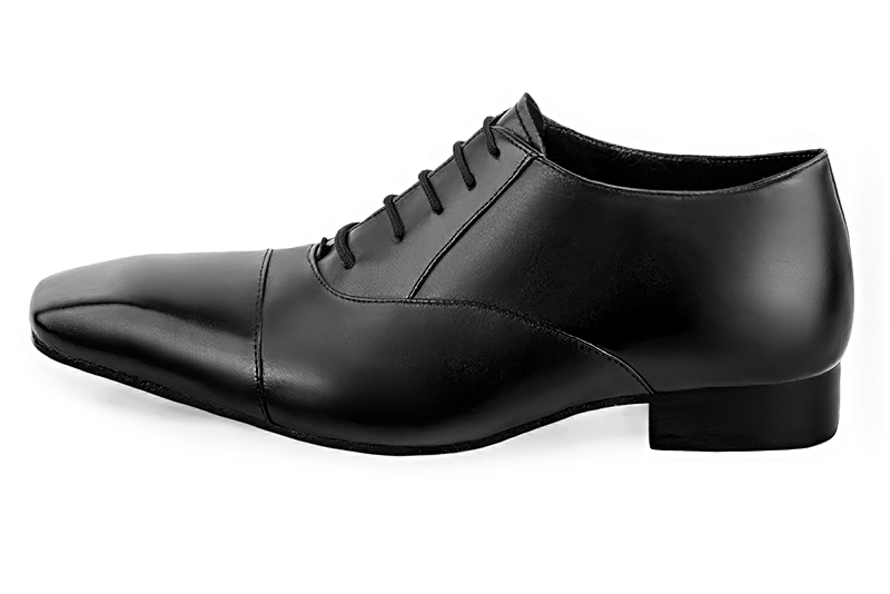 Chaussures homme à lacets type derbies ou richelieux :  couleur noir satiné.. Bout carré. Semelle cuir talon plat. Vue de profil - Florence KOOIJMAN