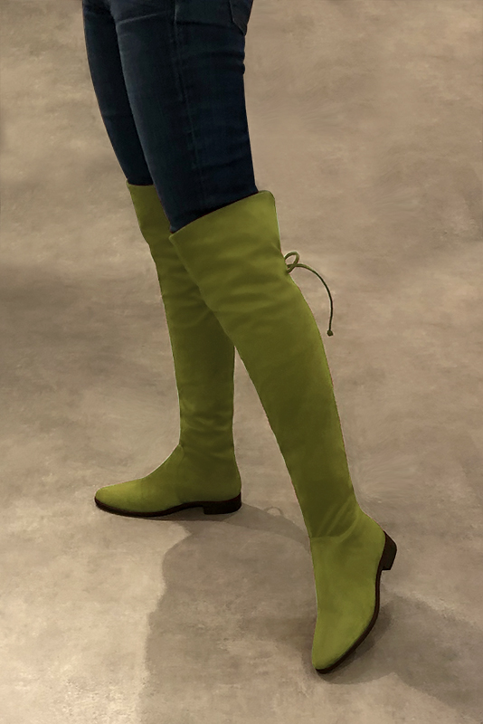 Cuissarde femme : Cuissardes femme en cuir sur mesures couleur vert pistache. Bout rond. Semelle cuir talon plat. Vue porté - Florence KOOIJMAN