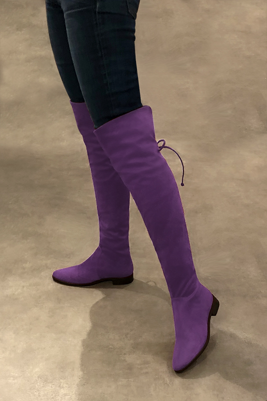 Cuissarde femme : Cuissardes femme en cuir sur mesures couleur violet améthyste. Bout rond. Semelle cuir talon plat. Vue porté - Florence KOOIJMAN