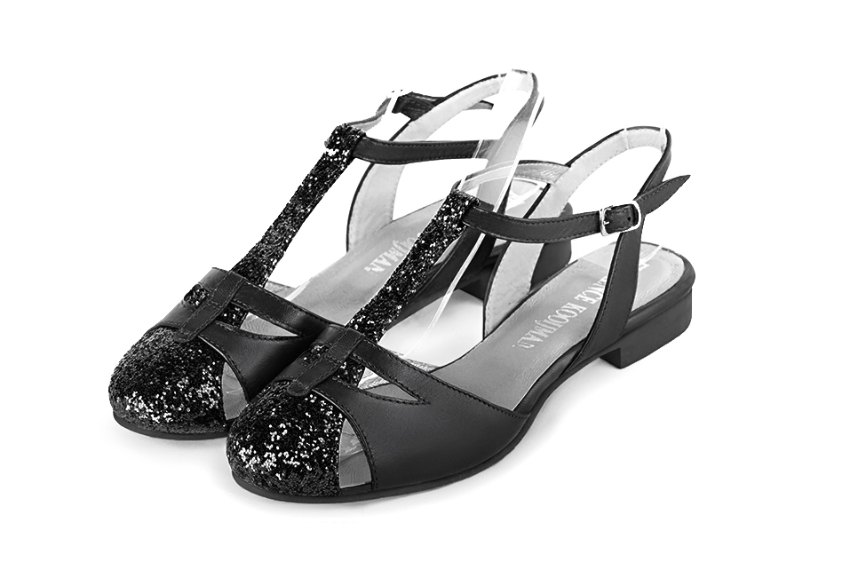 Chaussure femme à brides : Salomé ouverte à l'arrière couleur noir brillant. Bout rond. Semelle cuir talon plat Vue avant - Florence KOOIJMAN