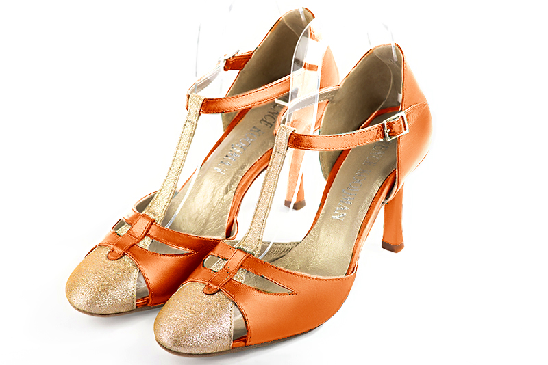 Chaussure femme à brides : Salomé côtés ouverts couleur or doré et orange abricot. Bout rond. Talon haut fin Vue avant - Florence KOOIJMAN