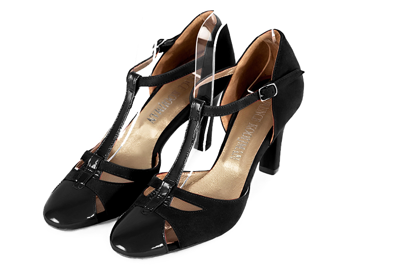 Chaussure femme à brides : Salomé côtés ouverts couleur noir brillant. Bout rond. Talon haut trotteur Vue avant - Florence KOOIJMAN