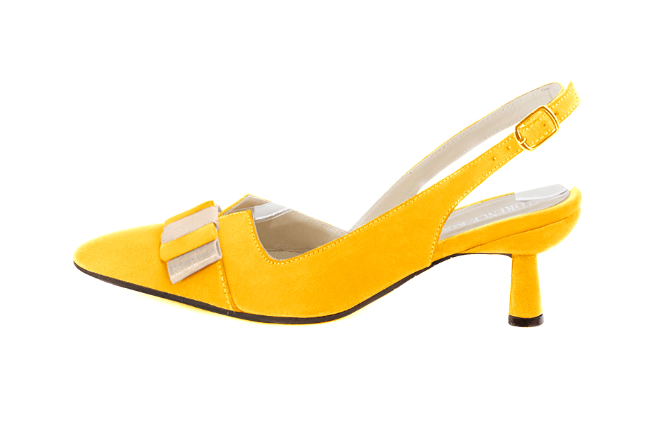 Chaussure femme à brides :  couleur jaune soleil et or doré. Bout effilé. Talon mi-haut bobine. Vue de profil - Florence KOOIJMAN