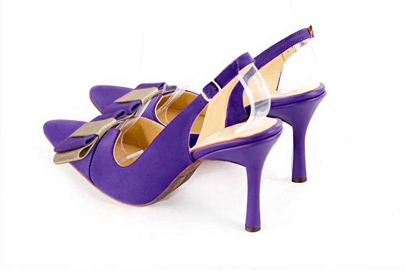 Chaussure femme à brides :  couleur violet outremer et or doré. Bout effilé. Talon très haut bobine. Vue arrière - Florence KOOIJMAN